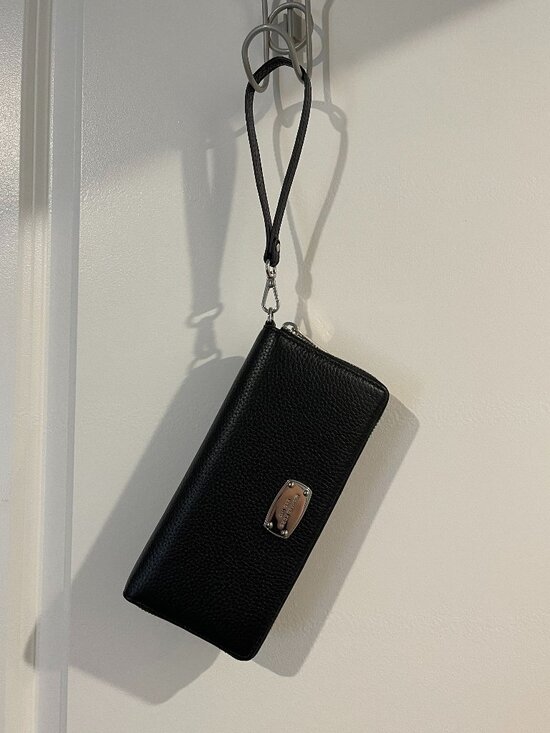 Michael Kors Handbags - NWOT Michael Kors Jet Set Travel Large CONTINENTAL Pebble Leather Wristlet